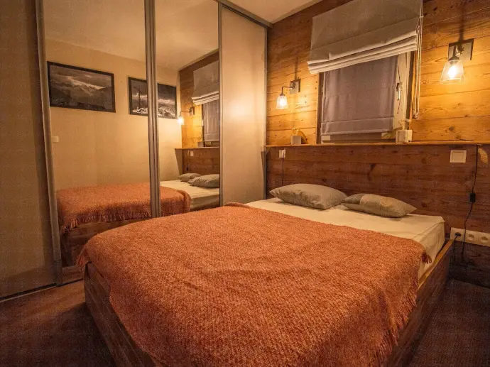 Chambre parentale, lit double, placards
