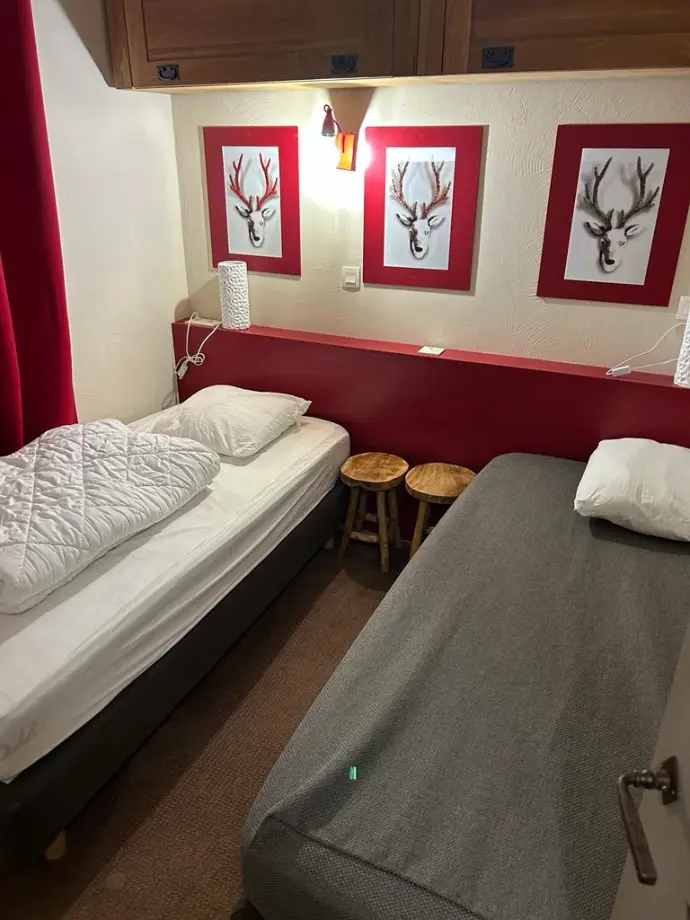 Chambre, 2 lits simples, placards